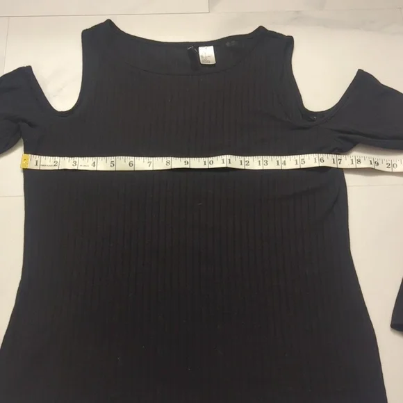 Chic Black Cold Shoulder Top - Picture 4 of 7